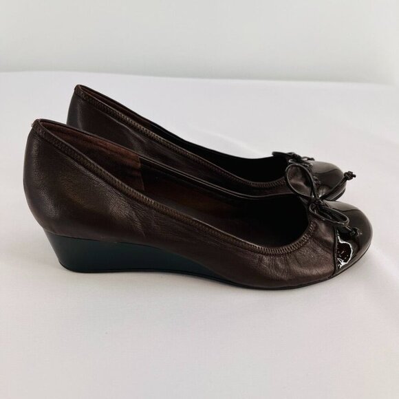 Cole Haan Women's Milly Wedge Pump Size 9.5 Brown LeatherPatent Toe Bow Accent - Picture 2 of 11